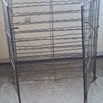 Antiek kelderrek voor wijnflessen.